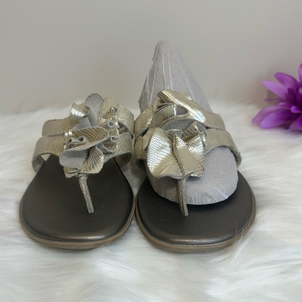 Clarks Metallic Gold Leather Ruffle Thong Slide Sandals 1”Wedge Heel Size 6M - Picture 7 of 16
